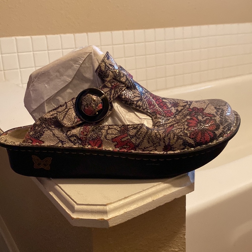 Algeria Slip on clogs size 10 /40 ALG 306